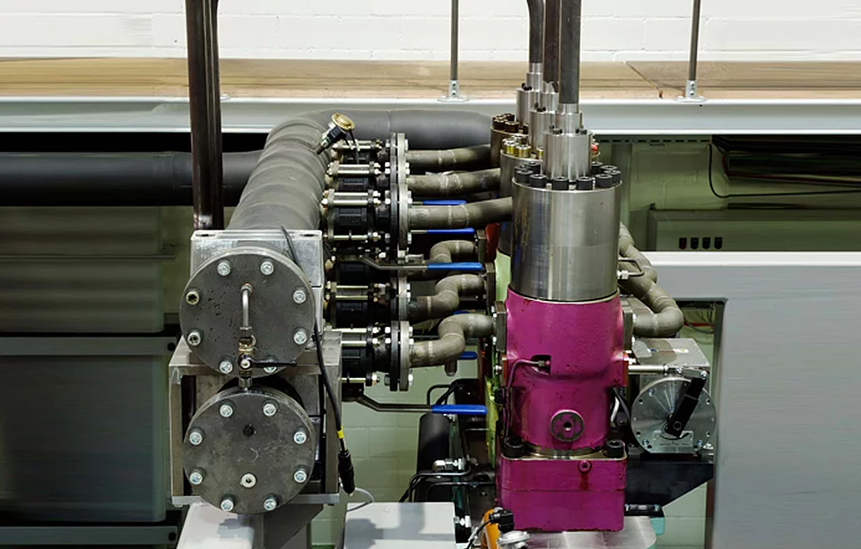 Nahaufnahme einer technischen Anlage mit mechanischen und elektronischen Bauteilen